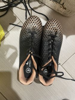 Soccer shoes
