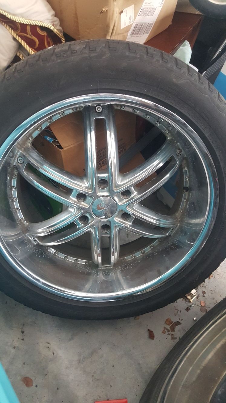 22,s fit a Chevy 6 lug pattern lil piting seen in Pics