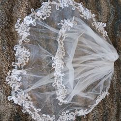 Beautiful New Layered Veil With Lace Trim Absolutely Gorgeous 😍 Asking $25 Must Pick Up Broadway And APACHE BUCKEYE AZ CASH ONLY PLS Length 