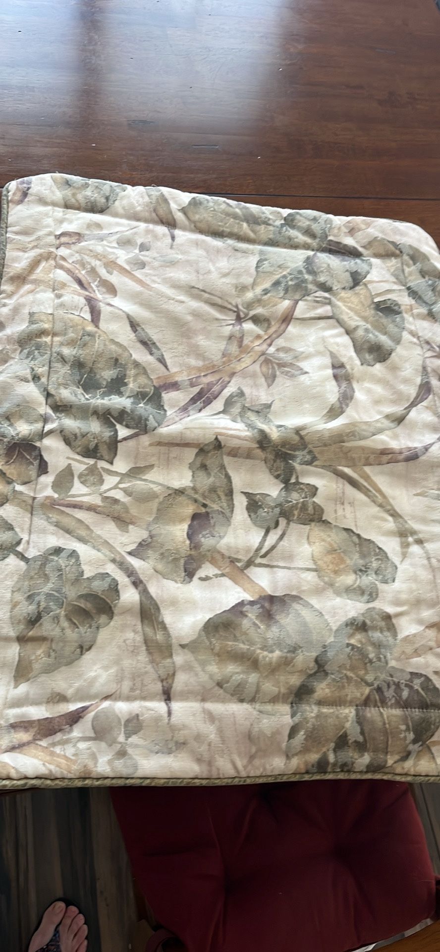 King Size Reversible Comforter/2 Shams