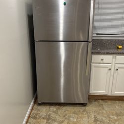 Like New Whirlpool Refrigerator Monochromatic in Stainless Steel (20.5 Cubic Feet Fridge)