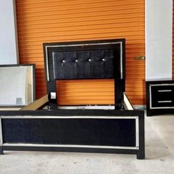 Queen Ashley Bed, 1 Nightstand, & Wall Mirror. 