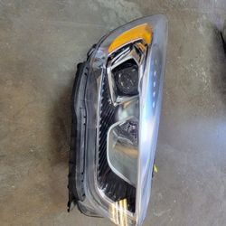  
2018 2019 FORD ESCAPE HALOGEN Projector HEADLIGHT W/ LED ACCENTS CHROME TRIM passenger side.
