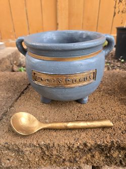 Hocus Pocus Cauldron with Gold Spoon