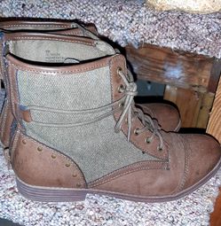 Women's boots Size 8