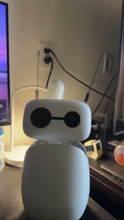 Reachy Mini Wireless — Open-Source AI Desktop Robot