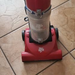  Bagless Vacuum Cleaner - Dirt Devil 