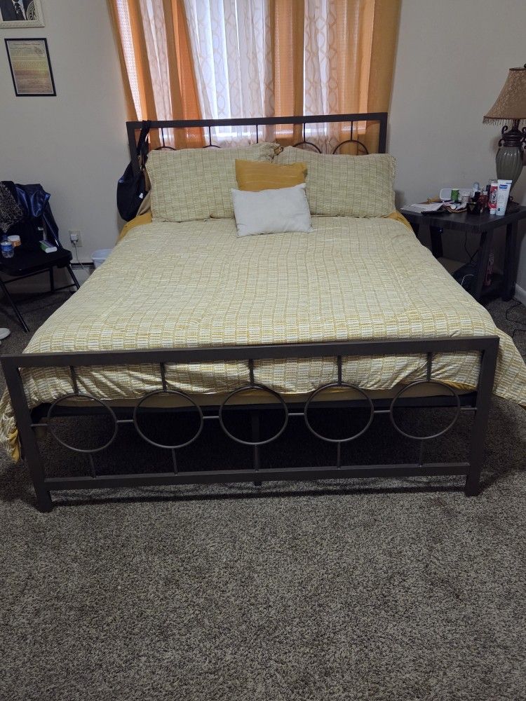 Queen SIZE MATTRESS AND BOX SPRING