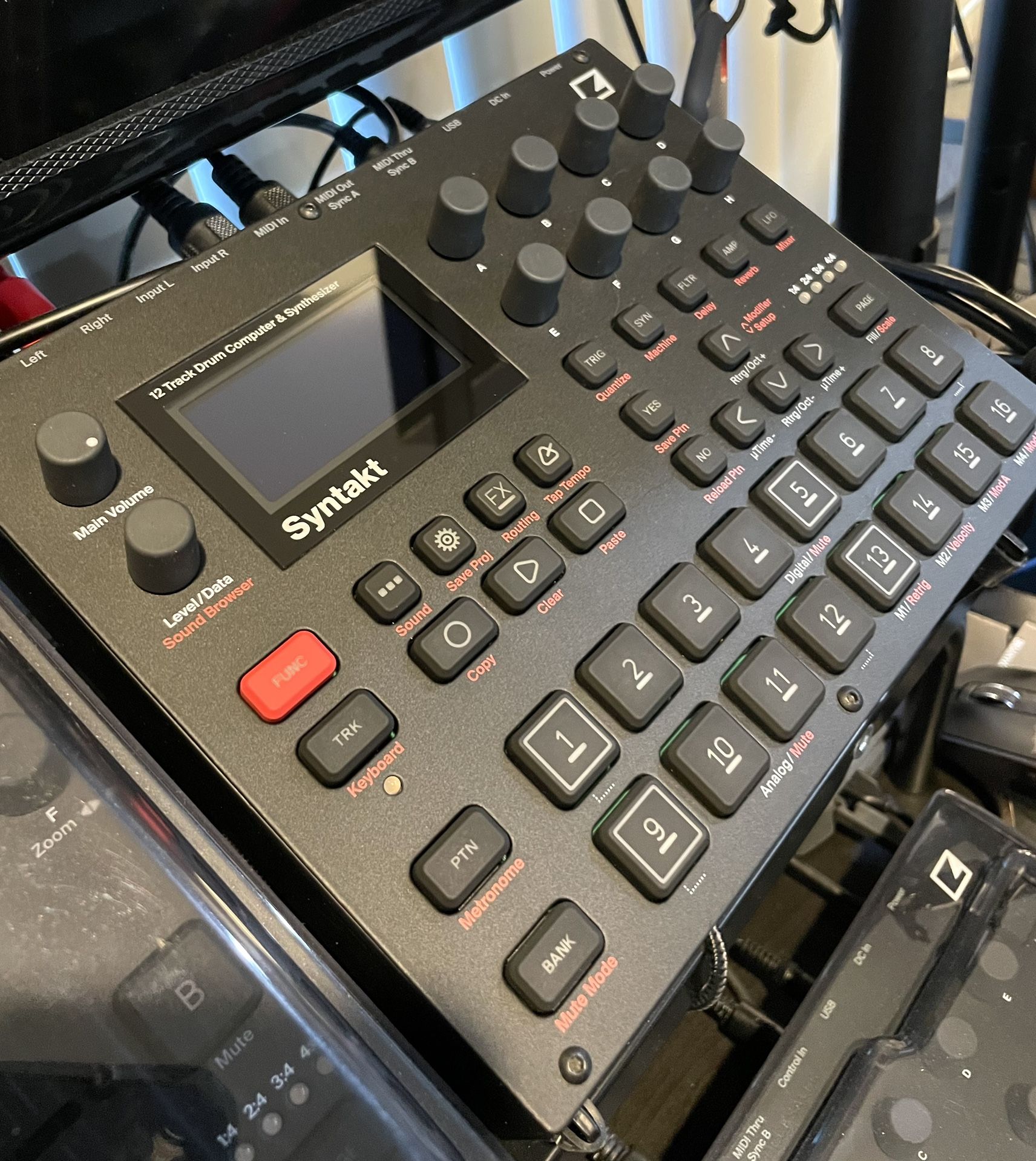 Elektron: Syntakt Hybrid Drum machine and Synthesizer