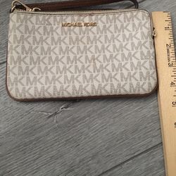 MICHAEL KORS LARGE WRISTLET CLUTCH 