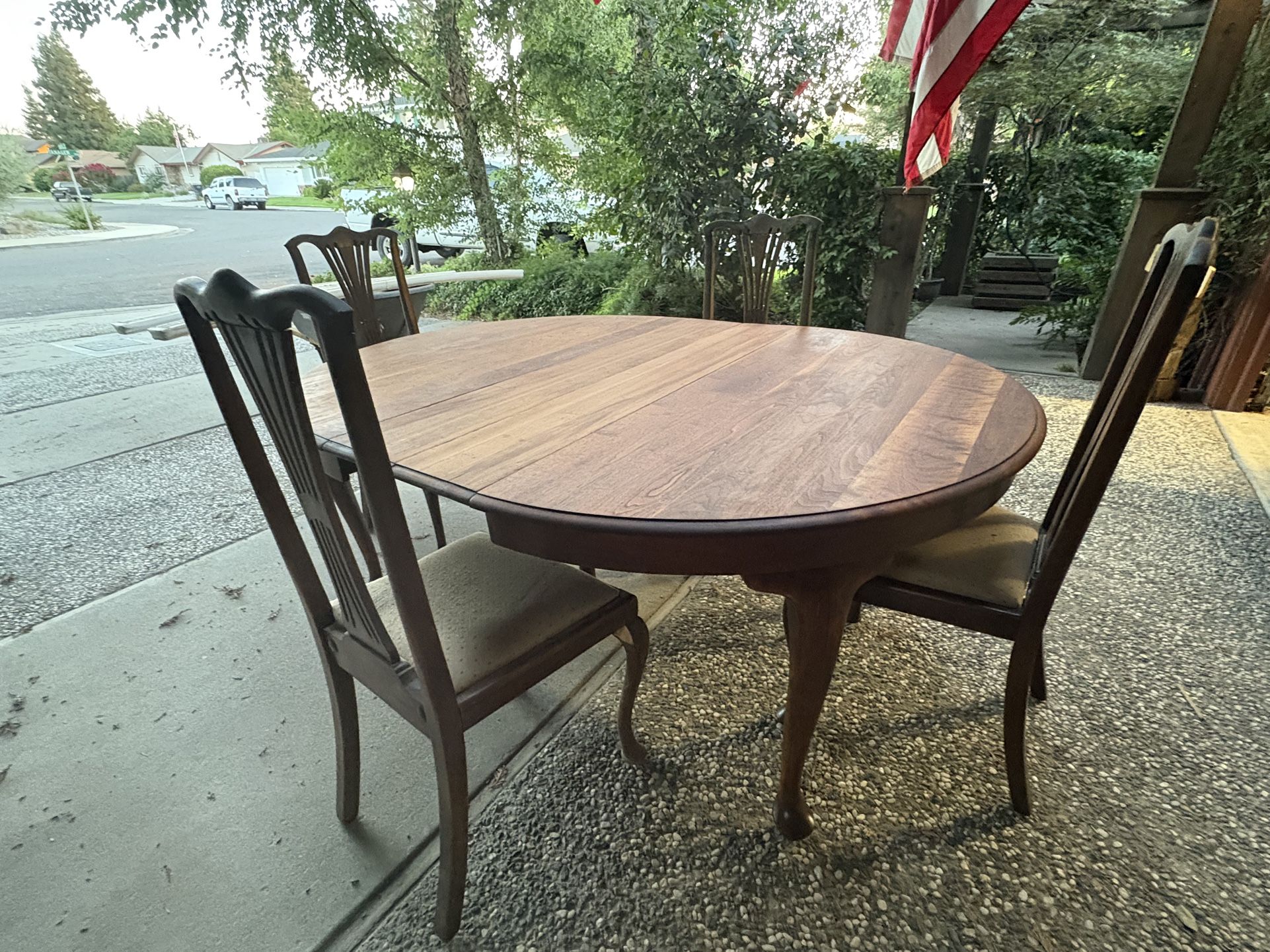 Walnut Queen Anne Dining Table With 4 Chairs