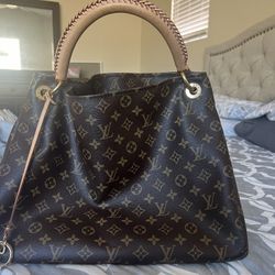 Louis Vuitton Artsy MM Monogram Handbag