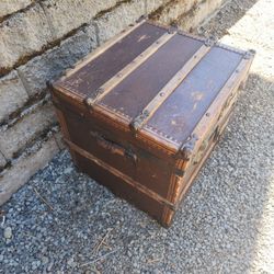 Vintage antique travel trunk side table coffee occasional table accent piece

Good antique condition. Old trunk from the early to mid 1900s.