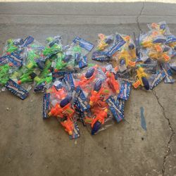 🔫 60 Brand New Unopened Water Guns / Squirt Guns 