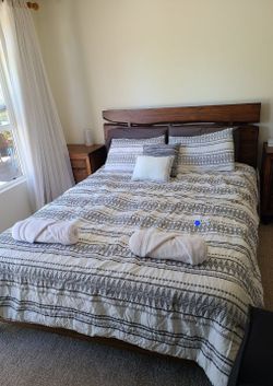 Queen Bed Full Set 2 Side Cabinets 1 Dresser With Mirror 