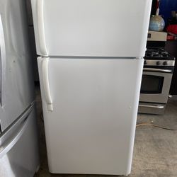 FRIGIDAIRE APARTMENT SIZE REFRIGERATOR 