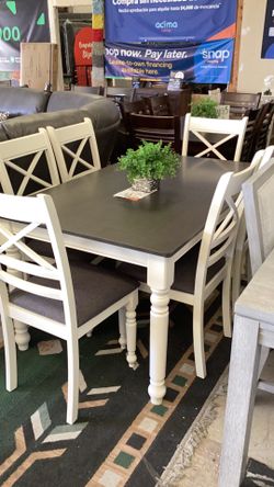 Brand new dining table, beautiful color, white and grey 59“ x 36“ farm style