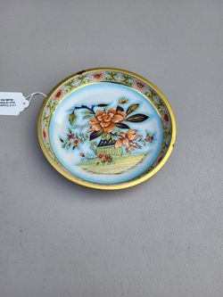Daher Decorated Ware vintage small round metal tray or trinket dish made in England, featuring a light blue background, a floral vase design, and a go