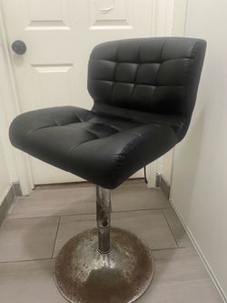 Black cushioned spin chair