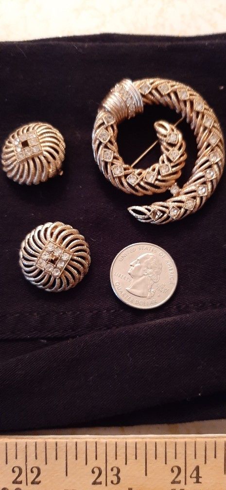 Vintage EC (Enid Collins)
Brooch & clip earring set.