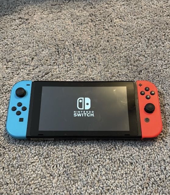 Nintendo switch practically like brand new also comes with six games