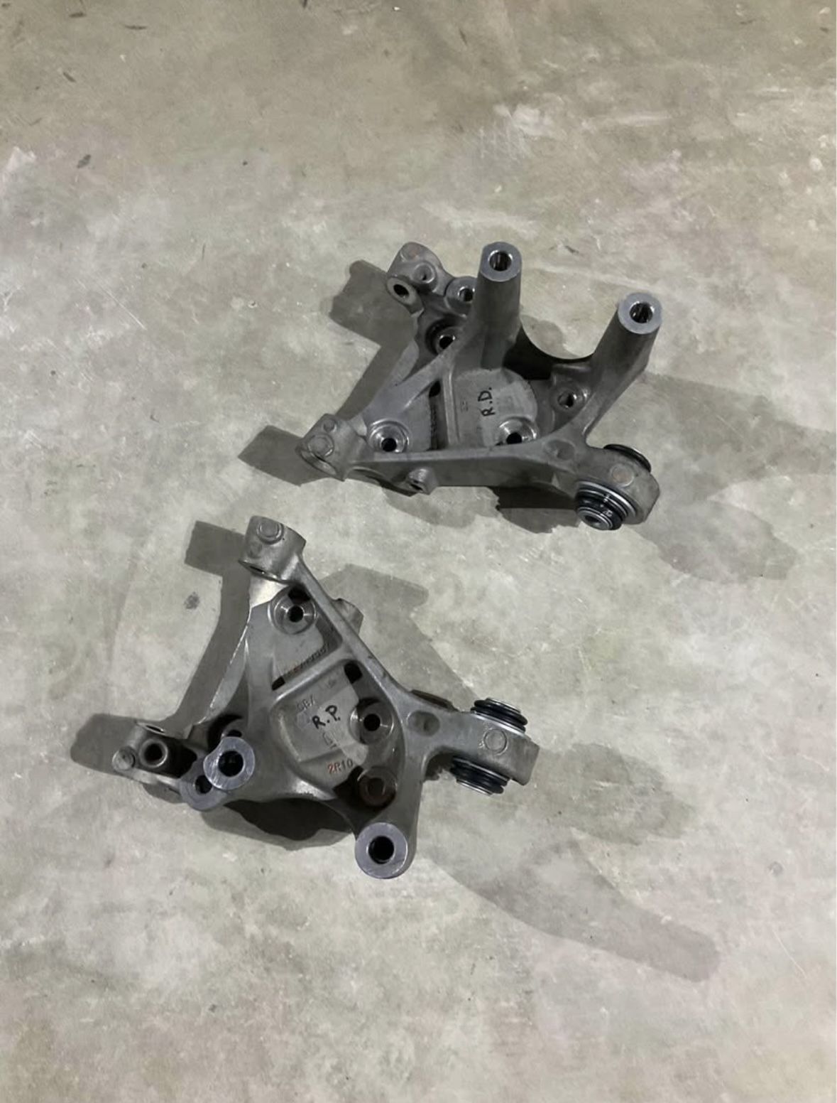 Rear left & right suspension knuckles w/bushings
