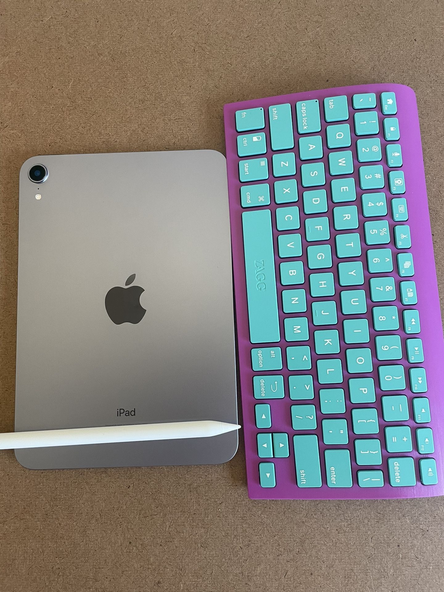 iPad Mini 6th Generation 64Gb pink Zagg Keyboard, Pen, Case, earphone and Charger