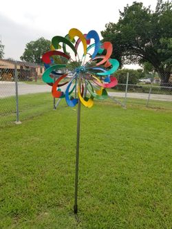 Metal Spinner. Yard Art. Clay Pots, Planters,Plants. $80 cada uno
