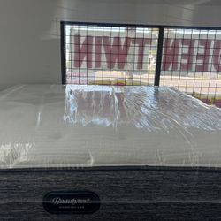 KING SIZE SIMMONS BEAUTYREST HARMONY LUX MATTRESS & BOX SPRINGS BED SET