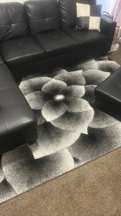Black and whit rose rug
