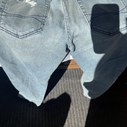 Hollister 32 x30 ripped jeans