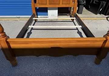 Queen size Beautiful Solid Wood Bed Frame Excellent Quality Upgrade your bedroom with this stunning, high-end solid wood bed frame. This piece feature