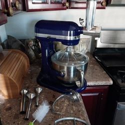 6QT KITCHEN AID MIXER WITH MEAT GRINDER ATTACHMENT IS IN EXCELLENT CONDITION LIGHTLY USED 