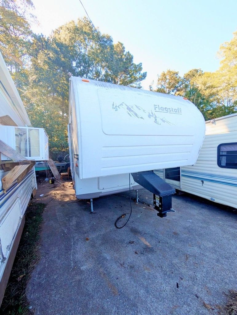 05 5th Wheel Travel Trailer ( Can Deliver)