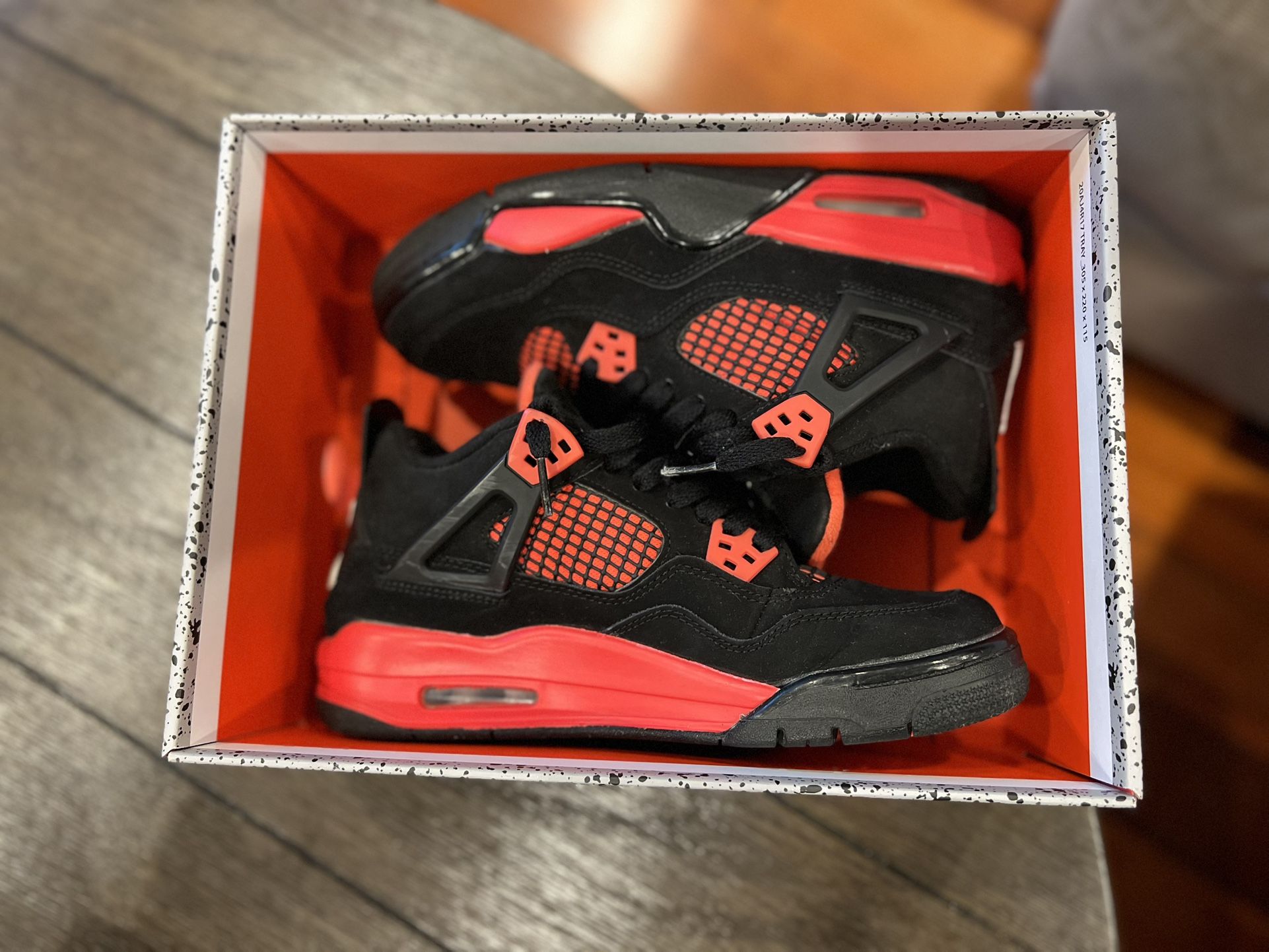 Air JORDAN 4’s Red Thunders