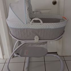 CLEAN excellent condition baby bassinet $40 FIRM