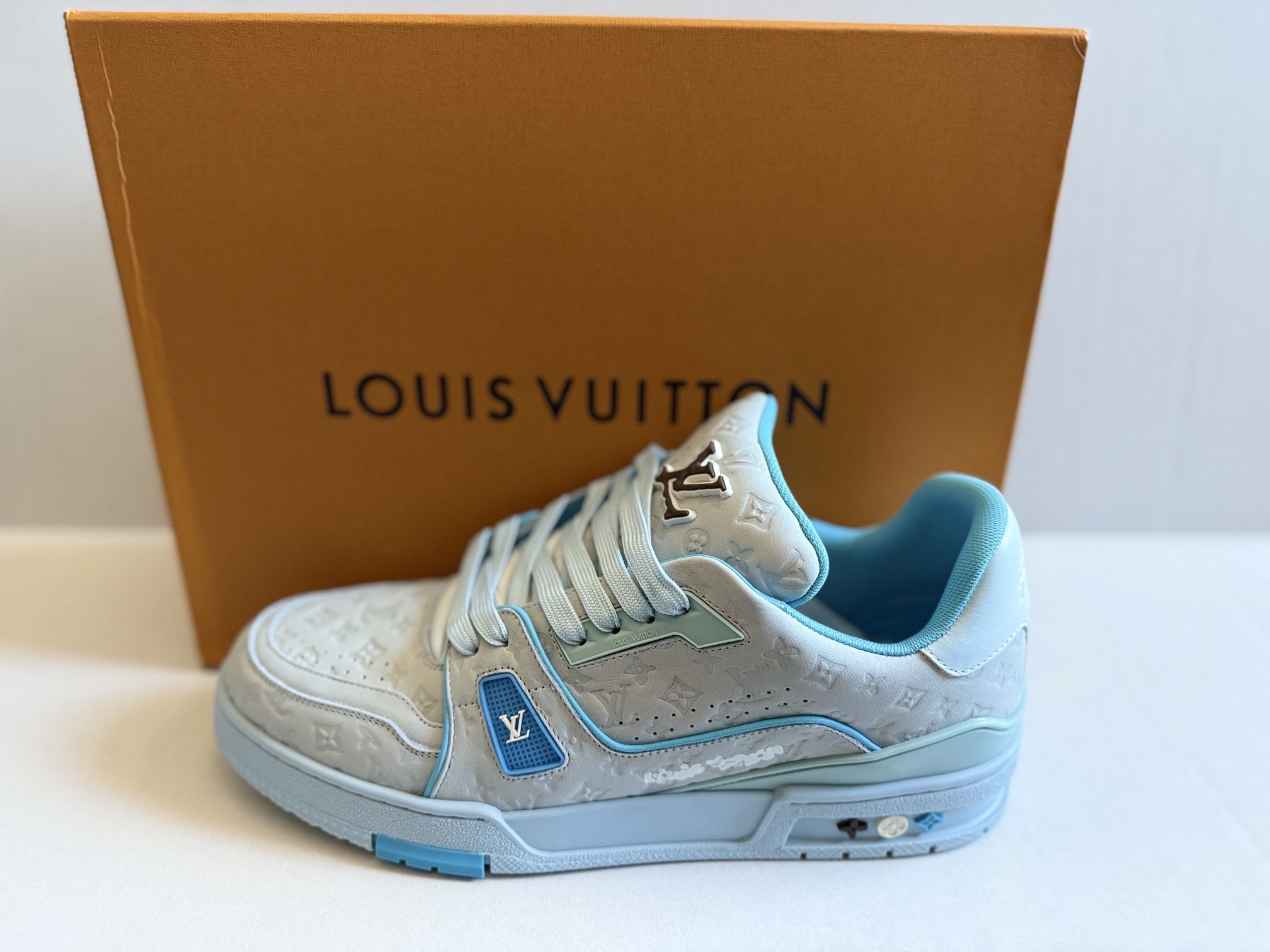 light blue Lv trainee