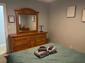SOLID WOOD BEDROOM SET: QUEEN BED FRAME W BOX SPRING, MATTRESS, 2 DRESSERS 2 NIGHT TABLES & 2 LAMPS
