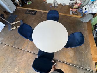 🚨 Moving Out Sale! Dining Set + TV Console – Bundle Deal!