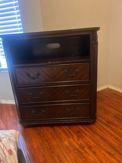 Used dresser and 2 coffee table everything for 80