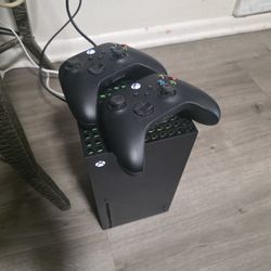 XBOX SERIES X W/2 WIRELESS CONTROLLERS AND CHARGING DOCK