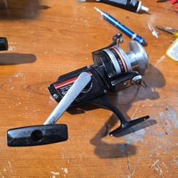 VINTAGE OLYMPIC ES-5 SPINNING REEL