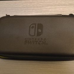The Nintendo Switch Lite Black & Yellow 10-carrying cartridge Case