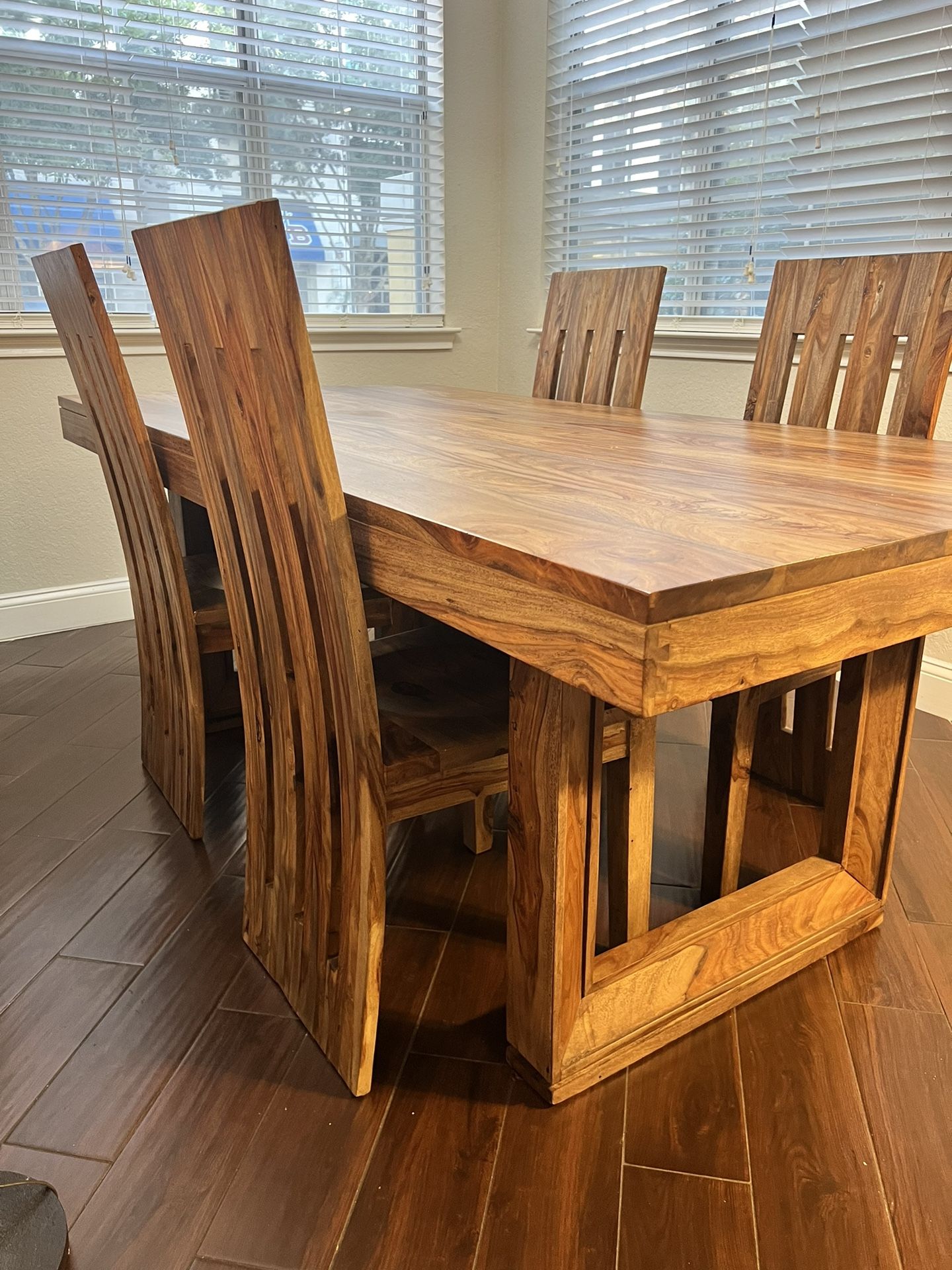 Like New  Brownstone Dining Table With 4 Chairs 