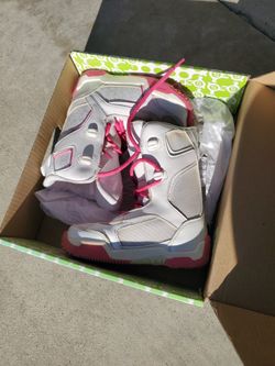 GIRLS SNOWBOOTS SZ 2