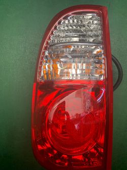 05-06 Toyota Tundra, LH tail light Assembly