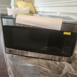 GE 950 Watt 1.1 Cubic Ft Countertop Microwave (Small Dent Top Right Corner)