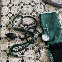 DynaMed manual blood pressure cuff + stethoscope set.