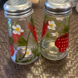 Decorative Salt and Pepper Shakers Strawberries