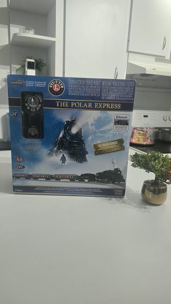 Lionel Train Set  Polar Express Lion Shief  